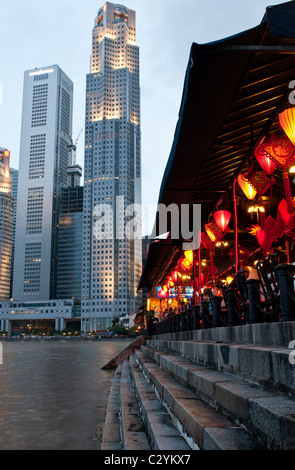 Riverside ristoranti in serata sul Boat Quay, Singapore Foto Stock