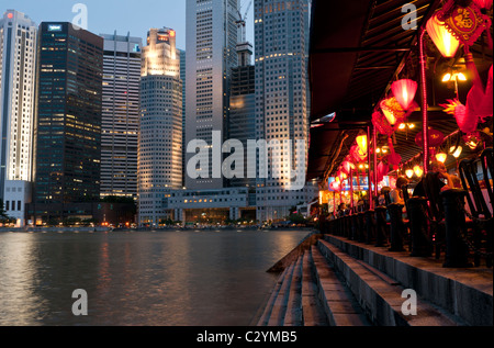 Riverside ristoranti in serata sul Boat Quay, Singapore Foto Stock