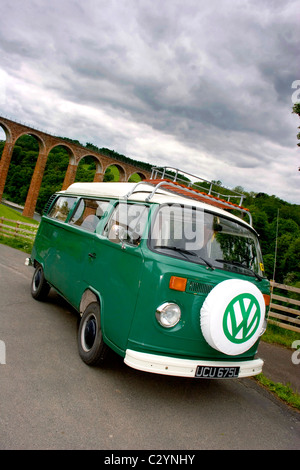 Green VW camper van in Scottish Borders Foto Stock