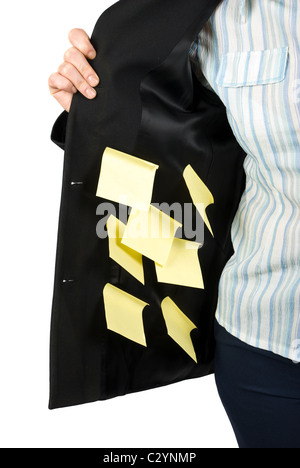 Close up donna camicia interna con molti giallo post it promemoria mostra un occupato imprenditrice isolati su sfondo bianco Foto Stock