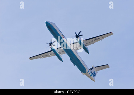 De Havilland Canada DHC-8-402Q Dash 8, reg G-JEDM, appartenenti a FlyBe, decollo dall'aeroporto di Manchester, Regno Unito Foto Stock