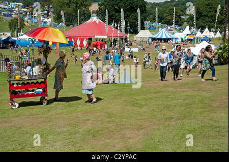 Una folla di gente che al Porto Eliot Festival Letterario San tedeschi Cornwall Regno Unito Foto Stock