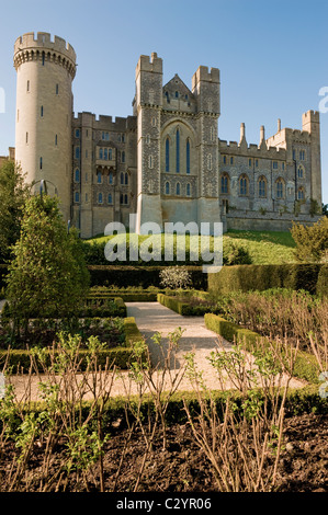 Arundel Castle con il giardino delle rose in primo piano, west sussex, in Inghilterra, Regno Unito Foto Stock