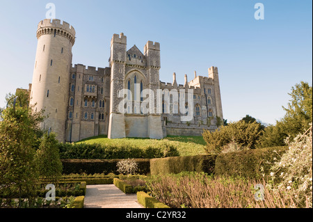 Arundel Castle con il Giardino delle Rose in primo piano, West Sussex, in Inghilterra, Regno Unito Foto Stock