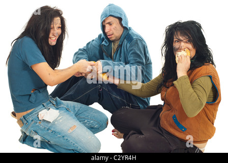 Tre mendicanti la condivisione di un pane e mangiare isolati su sfondo bianco Foto Stock