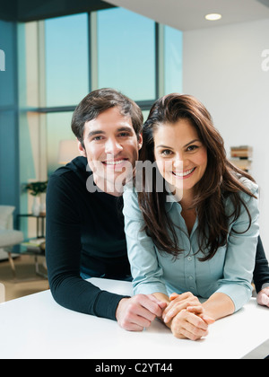 Coppia insieme pendente sul contatore Foto Stock