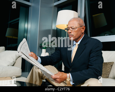 Imprenditori nero quotidiano di lettura Foto Stock