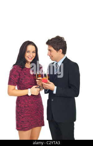 L'uomo fare una proposta di matrimonio e fare un regalo alla sua ragazza il giorno di San Valentino isolati su sfondo bianco Foto Stock