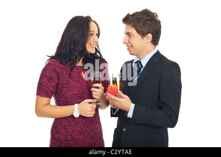 Uomo chiede la sua ragazza a sposare offrendo una scatola con l'anello e festeggiare il giorno di San Valentino con champagne Foto Stock