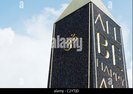 Om sulla pace Obelisco a Waterperry giardini, Wheatley, Oxfordshire. Regno Unito Foto Stock