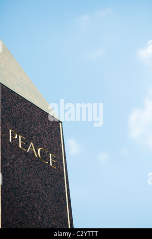 La pace Obelisco a Waterperry giardini, Wheatley, Oxfordshire. Regno Unito Foto Stock