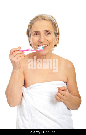 Sorridente donna senior holding spazzolino da denti isolati su sfondo bianco Foto Stock