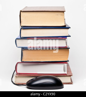 Pila di libri con copertina rigida e mouse nero Foto Stock