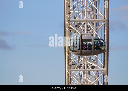 Una capsula sul London Eye da una prospettiva diversa Foto Stock