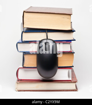 Pila di libri con copertina rigida e mouse nero Foto Stock