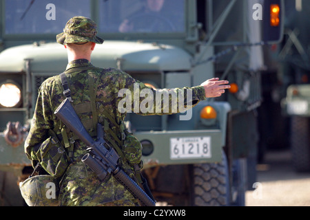 Soldato canadese(s) partecipare ad esercitazioni prima di essere inviato al Canadian Forces Base Kandahar in Afganistan. Foto Stock