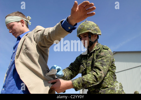 Soldato canadese(s) partecipare ad esercitazioni prima di essere inviato al Canadian Forces Base Kandahar in Afganistan. Foto Stock