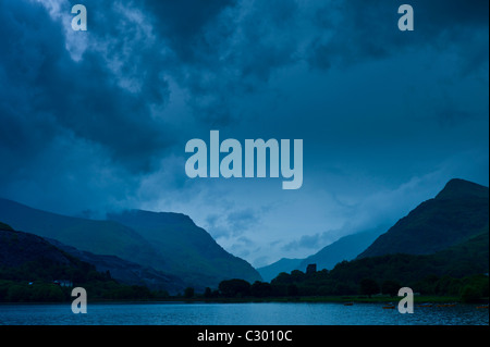 Llanberis Pass con Snowdonia sulla destra, Dolbadarn Castle e Llyn Padarn Lake, nel Parco Nazionale di Snowdonia, Galles Foto Stock