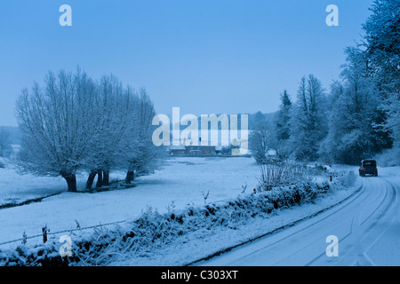 Tradizionale la scena di neve in un tipico villaggio di Cotswolds, Swinbrook, Oxfordshire, Regno Unito Foto Stock