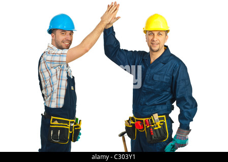 Due costruttori felice lavoratori dando alta cinque isolati su sfondo bianco Foto Stock