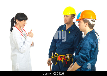 Medico donna fornendo consigli per i lavoratori uomini team su sfondo bianco Foto Stock