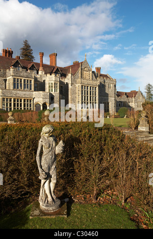 Statua in giardino a Rhinefield House Hotel e giardini, Brockenhurst. La nuova foresta, Hampshire, Regno Unito in Marzo Foto Stock