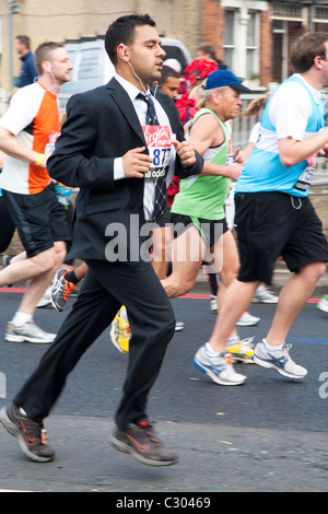 Maratona di Londra 2011, uomo in un lounge tuta con il collare e la cravatta. Foto Stock