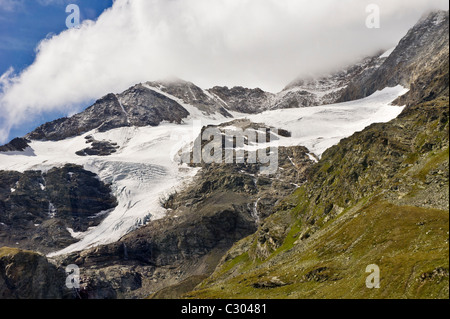 Il ghiacciaio di fusione sul lato di una montagna rocciosa in Svizzera Foto Stock