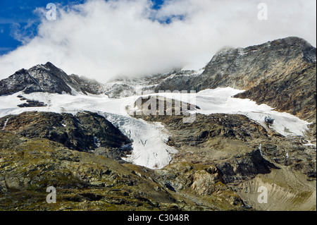 Il ghiacciaio di fusione sul lato di una montagna rocciosa in Svizzera Foto Stock