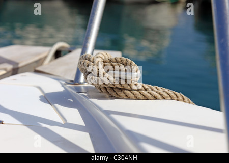 Barca fune sul dock, yacht di fissaggio. Foto Stock