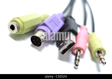 Close up studio shot del mazzetto di cavi computer isolati su sfondo bianco. Foto Stock