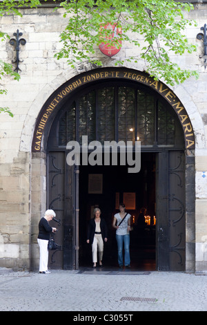 Porta di Onze Lieve Vrouwebasiliek, Chiesa di Nostra Signora di Maastricht, Paesi Bassi Foto Stock