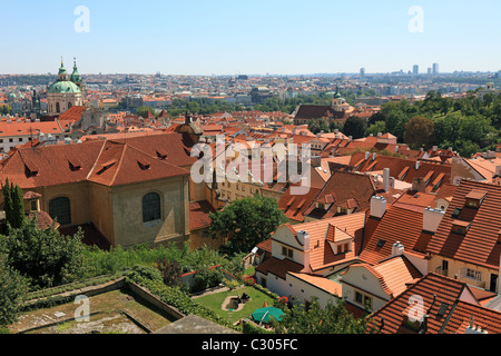 Paesaggio urbano in vista della vecchia Praga, sacco di tetti di tegole, Repubblica Ceca. Foto Stock