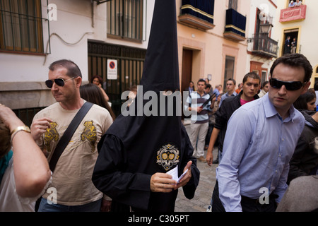 I penitenti incappucciati (Nazarenos) durante il Siviglia annuale della pasqua settimana santa (Semana Santa de Sevilla) Foto Stock