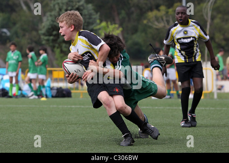 I ragazzi giocando a rugby presso il Portogallo Rugby Festival della Gioventù 2011, Lisbona. Foto Stock