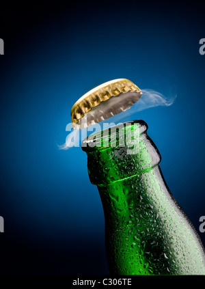 Apertura del tappo di birra con il gas in uscita Foto Stock