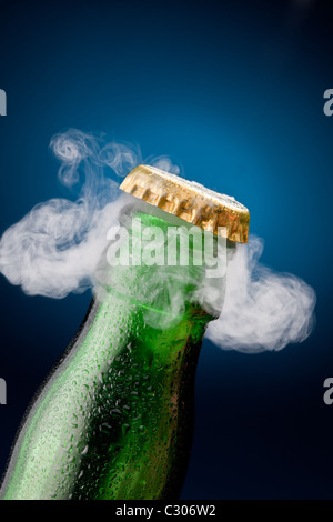 Apertura del tappo di birra con il gas in uscita Foto Stock