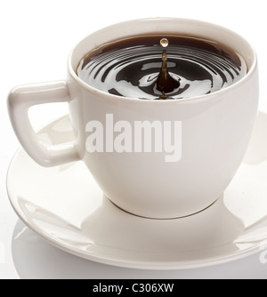 Tazza da caffè su uno sfondo bianco. Foto Stock