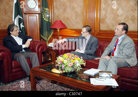 Governatore del Sindh, Dr.Ishrat-ul-Ibad Khan colloqui con Dan Rohrmann, Paese rappresentante dell UNICEF, durante la riunione Foto Stock