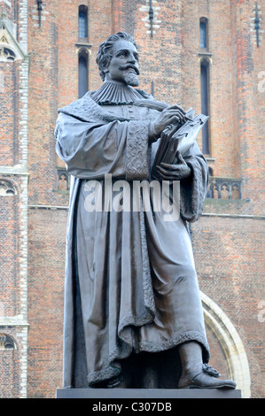 Delft, Paesi Bassi. Statua (1886) di Hugo Grotius (Hugo de Groot; 1583-1645) studioso, jusist e più Foto Stock