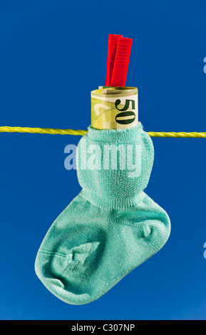 Baby calze su stendibiancheria con franchi svizzeri Foto Stock
