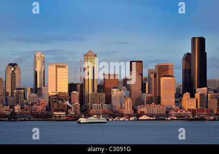 Seattle Downtown skyline al tramonto visto da Hamilton park Foto Stock