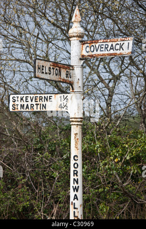 Caratteristico vecchio arrugginito segnaletica per le attrazioni turistiche Coverack, Helston, St Keverne e St Martin in Cornovaglia, England, Regno Unito Foto Stock