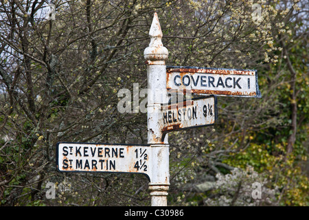 Caratteristico vecchio arrugginito segnaletica per le attrazioni turistiche Coverack, Helston, St Keverne e St Martin in Cornovaglia, England, Regno Unito Foto Stock