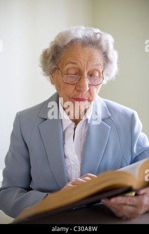 Donna anziana allo studio della Bibbia Foto Stock