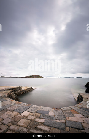 Horseshoe pool guardando verso Castle Cornet, Havelet Bay, St Peter Port, Guernsey, Regno Unito Foto Stock
