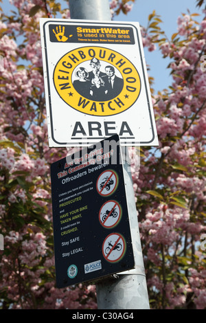 Un quartiere guardare la zona in una città del Regno Unito. Foto Stock