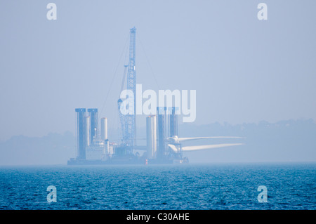 A2Mare del "ea Jack', una turbina eolica il sollevamento di carichi pesanti Barge, in pesante foschia marina Foto Stock