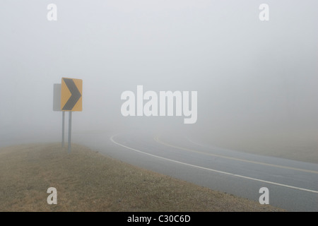 Una molla di pericolose nebbia oscura la Mohawk Trail, Route 2, in North Adams, Massachusetts Foto Stock