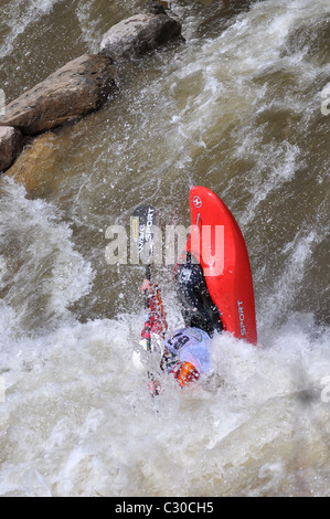 Kayacker in Colorado Rapids Foto Stock